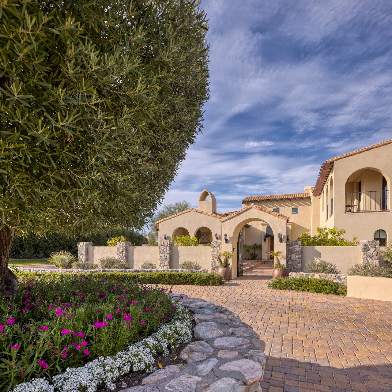 8243 N MOCKINGBIRD Lane