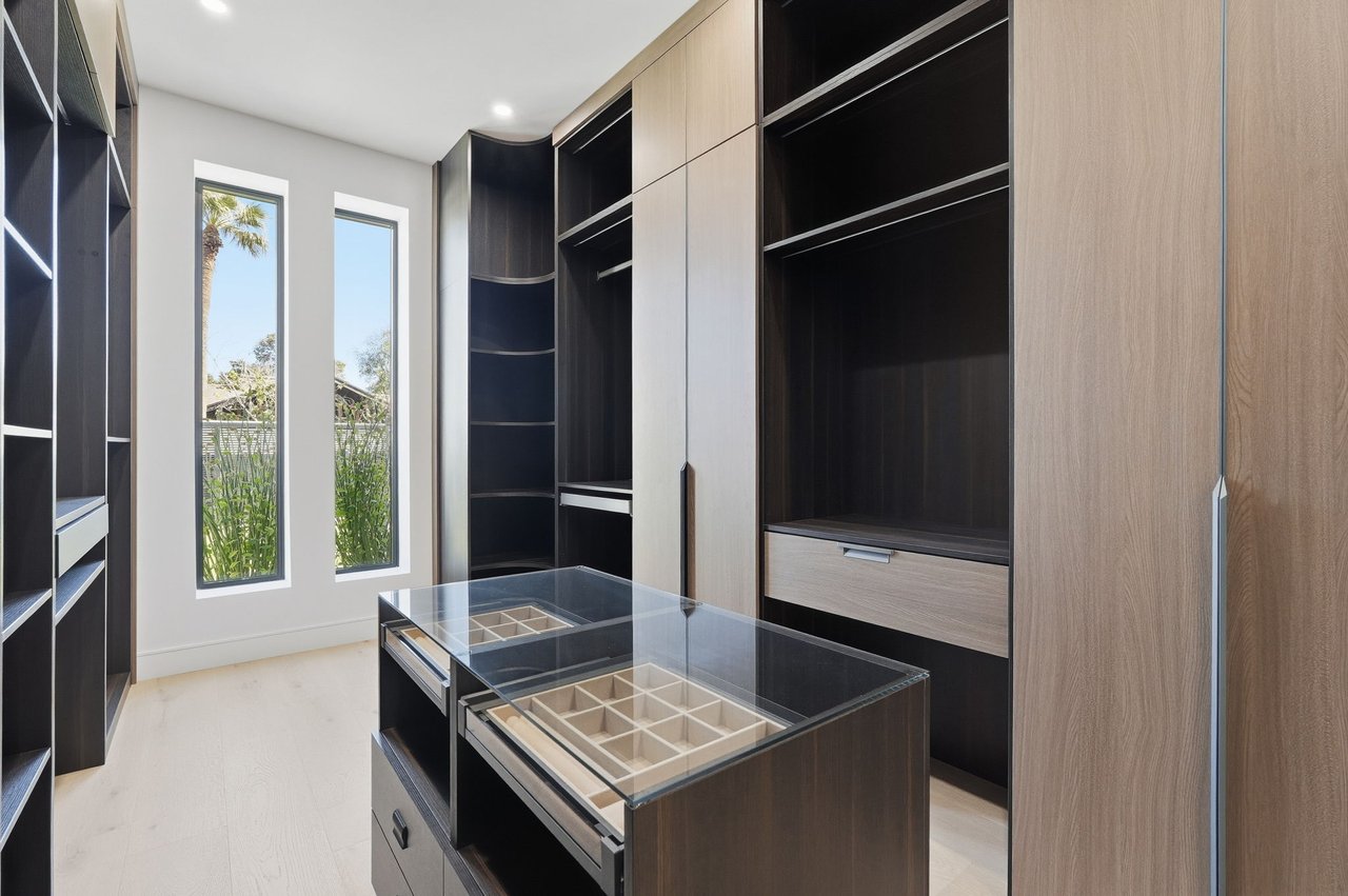 3106 N VALENCIA Lane