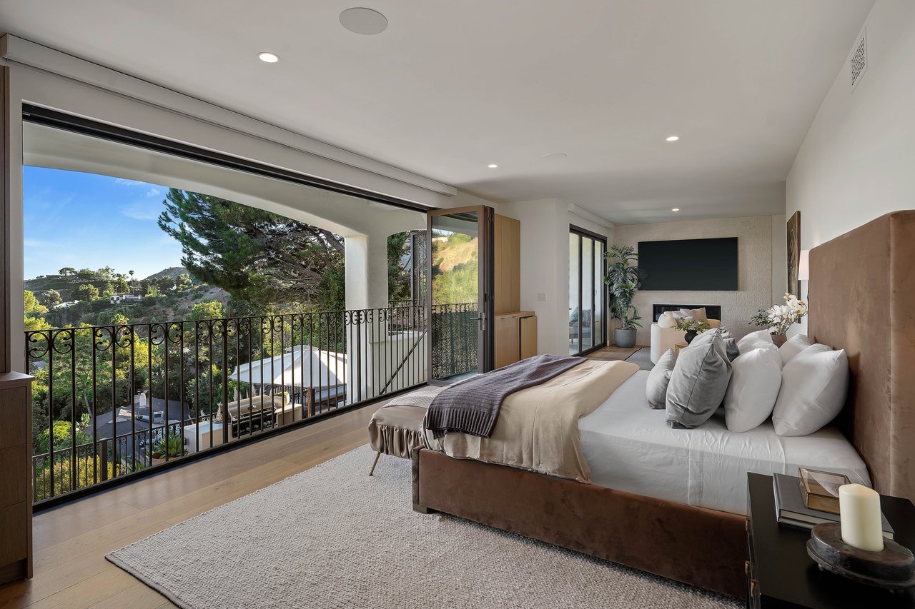 7212 Mulholland Dr, Hollywood Hills