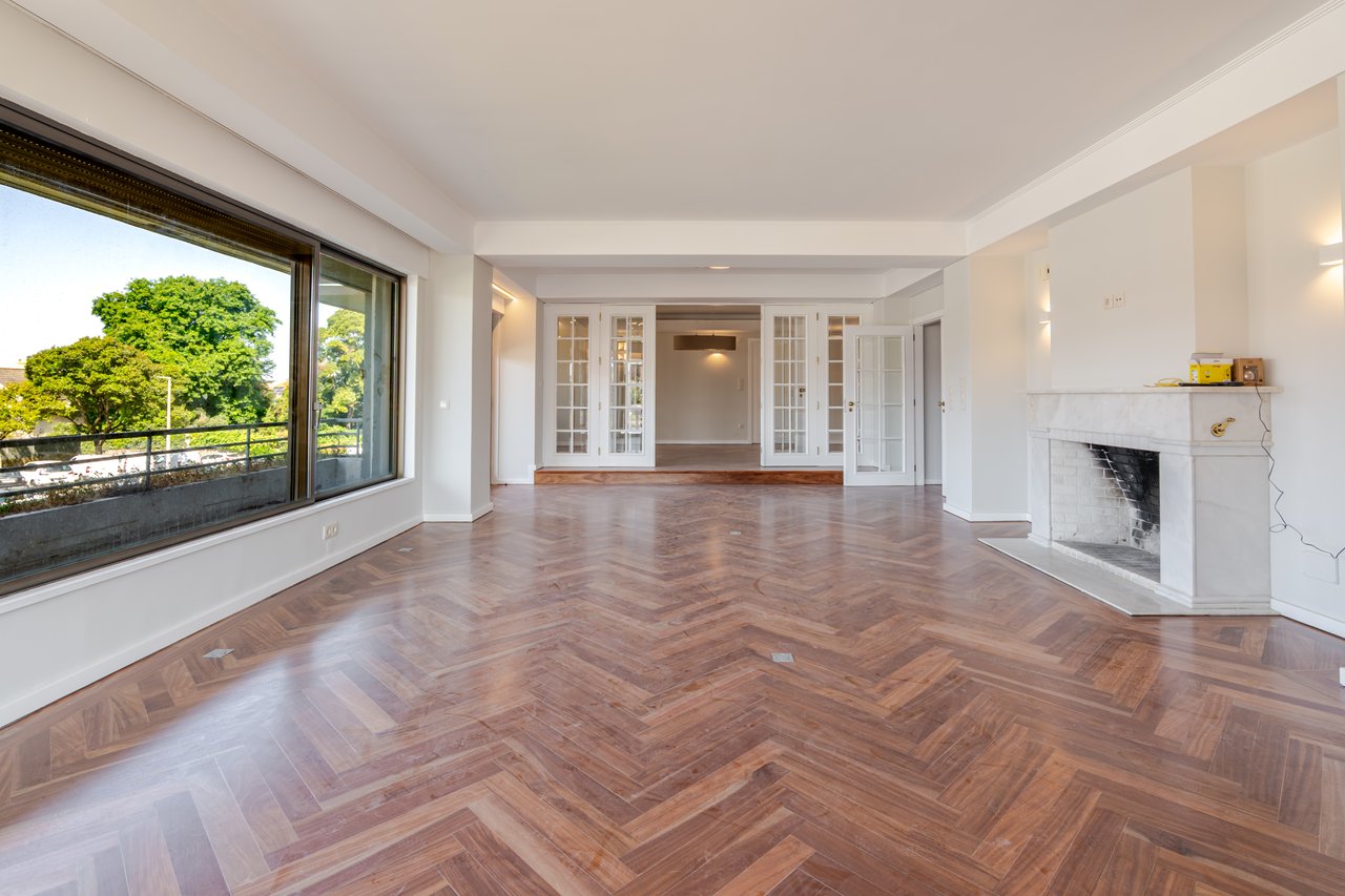 Luxury 5-Bedroom Apartment with Balcony & Private Garage in Foz do Douro, Porto