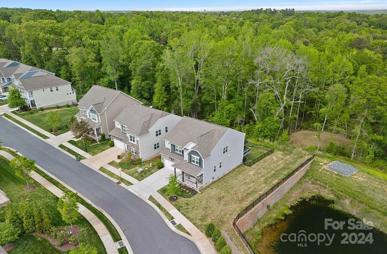 916 Pecan Tree Ln