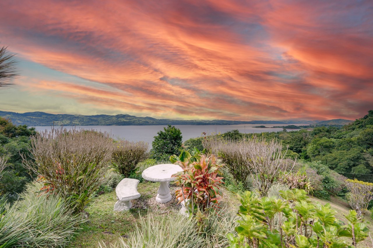 Casa Blanca | Multi-Villa Estate with Lake Views - Nuevo Arenal