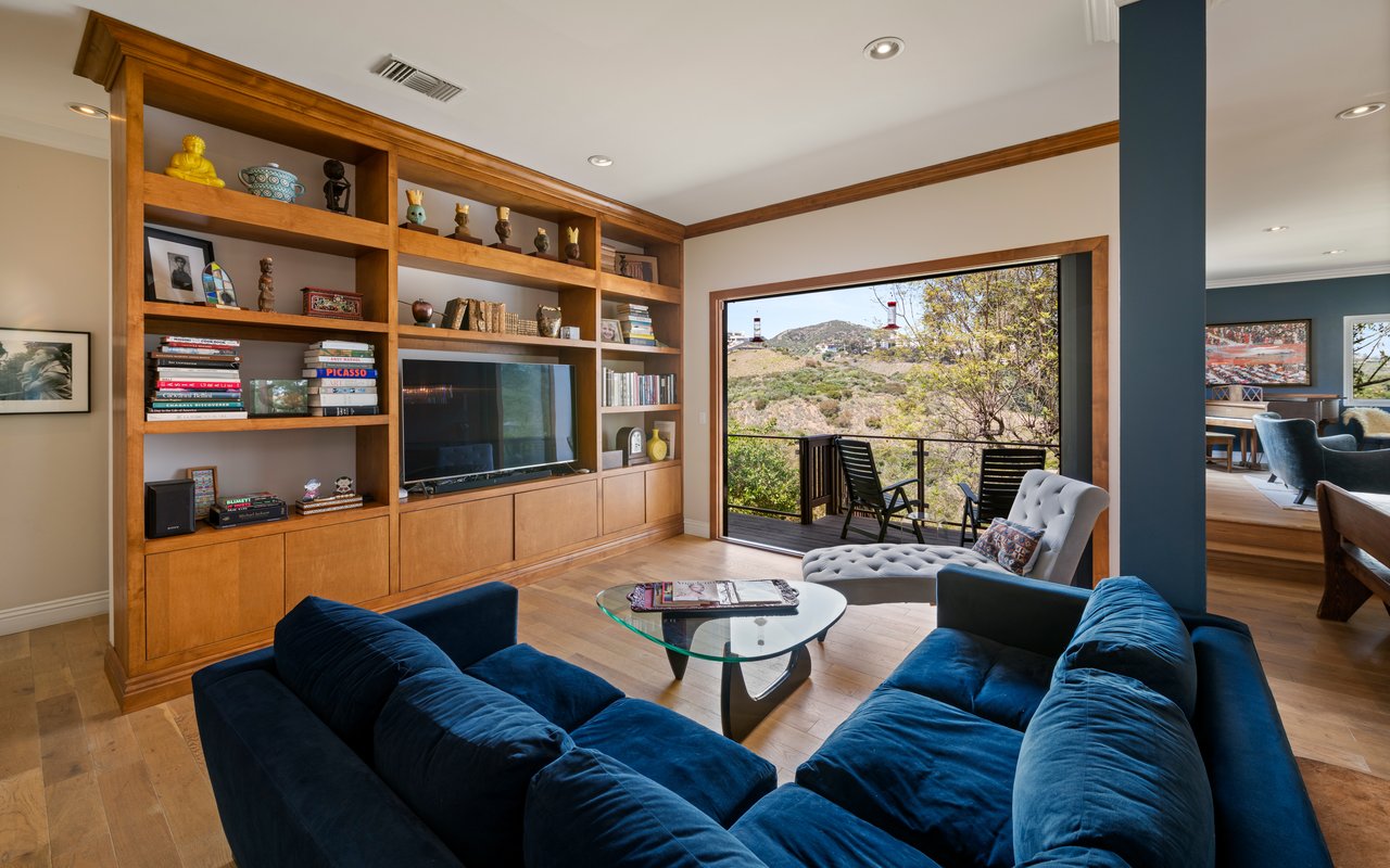 1018 N Tigertail Rd, Brentwood