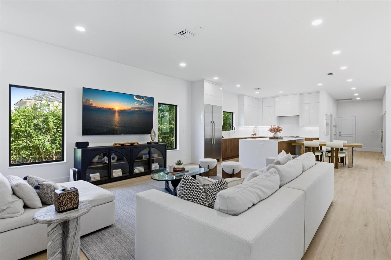 2557 Seminole Circle