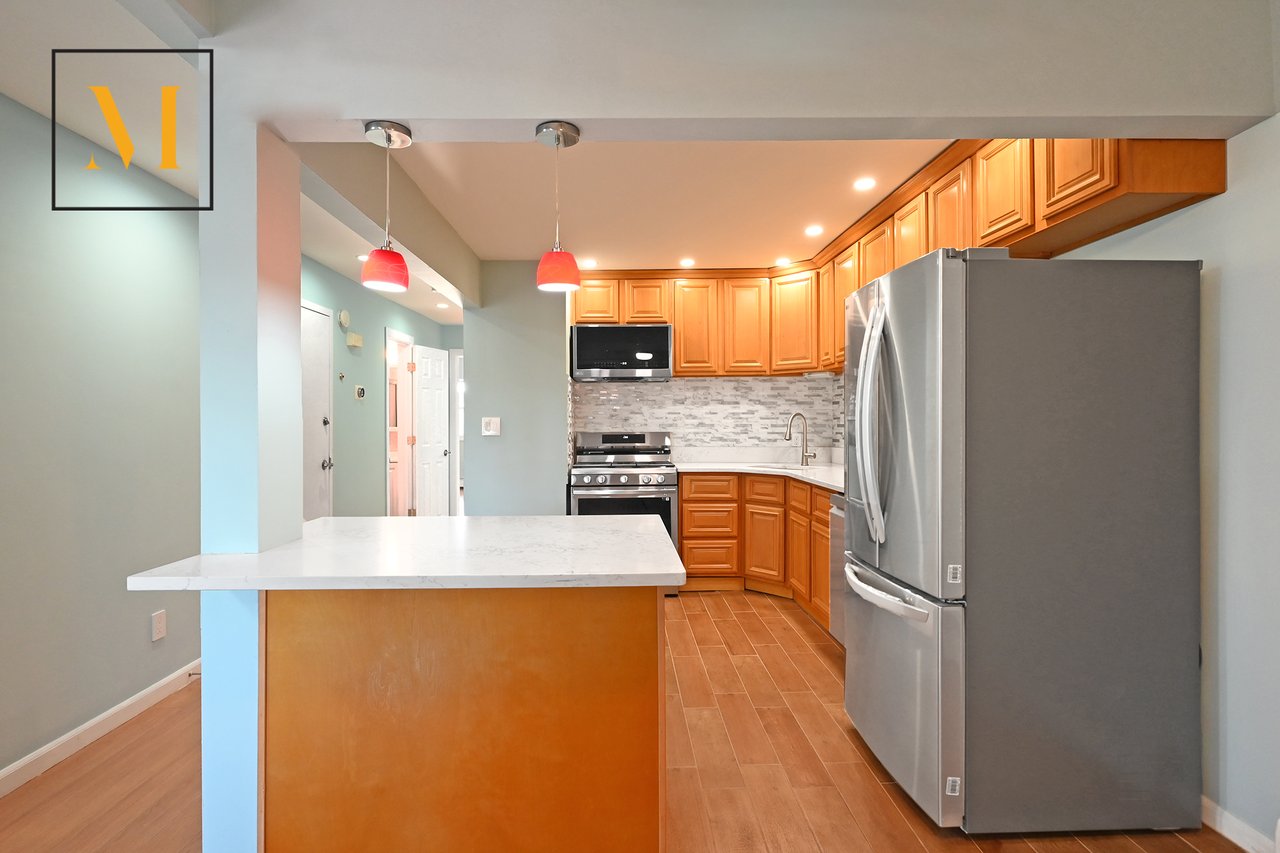 25-08 Newtown Avenue 004