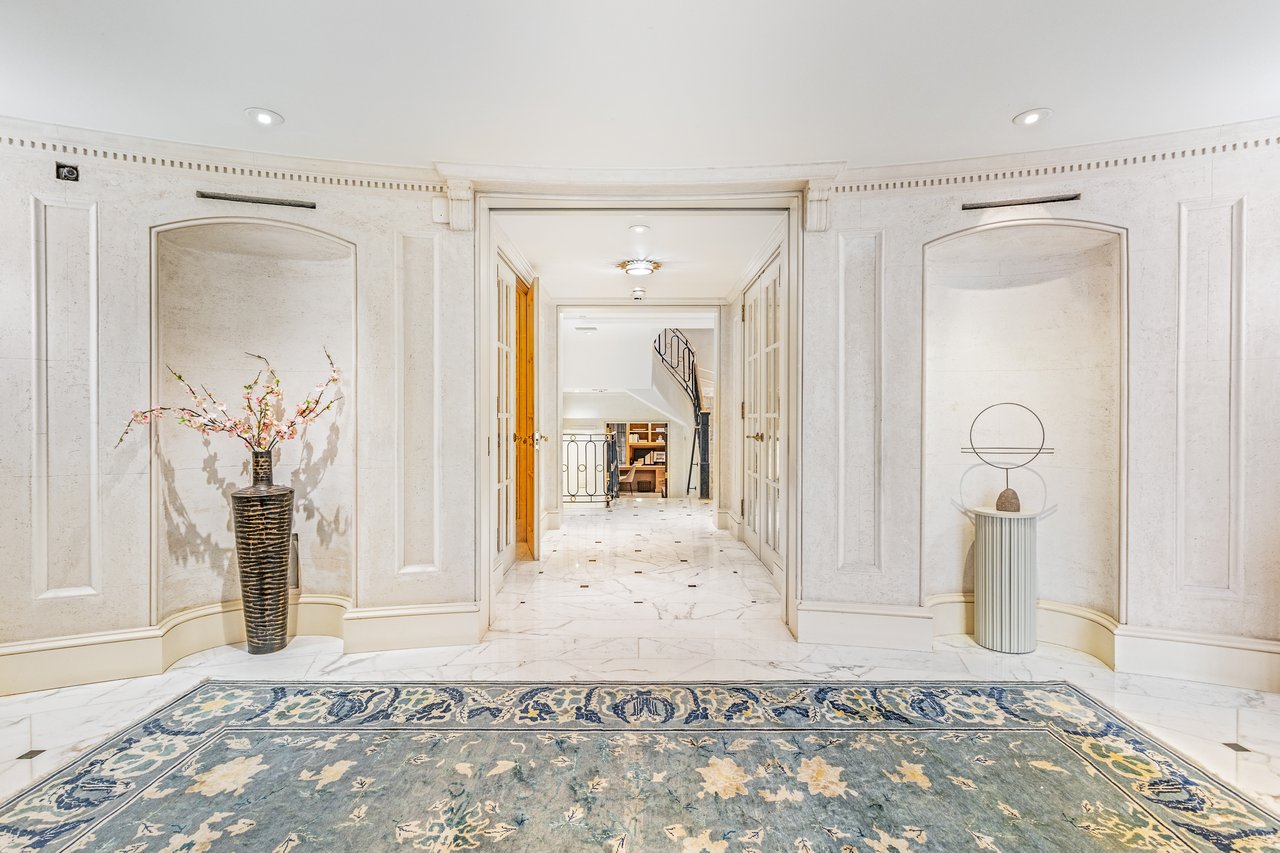 An 1878 mansion finds a buyer in a slower week for luxury real estate