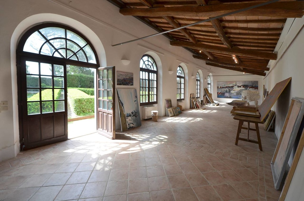 Prestigious and Historic Country House with Pool