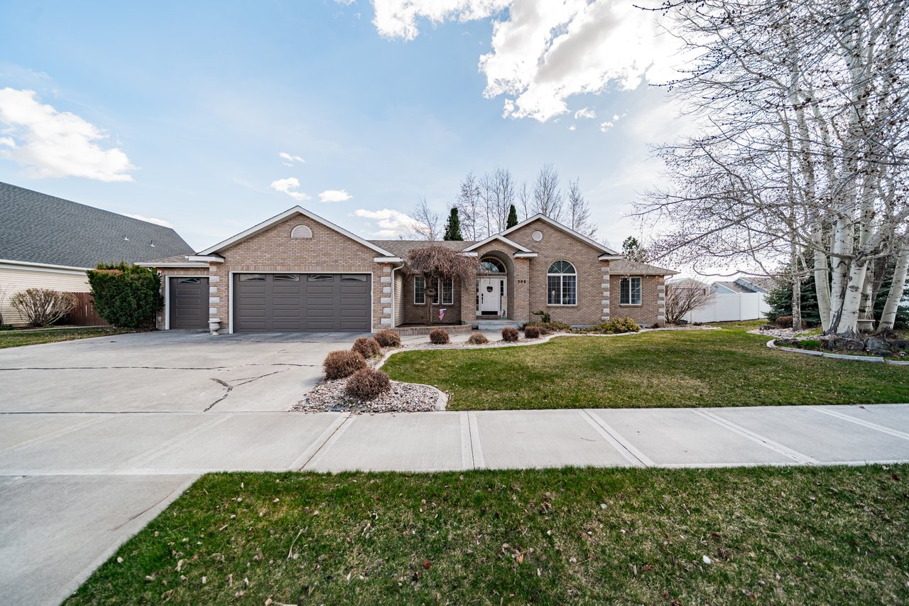 208 E Woodhaven Ln