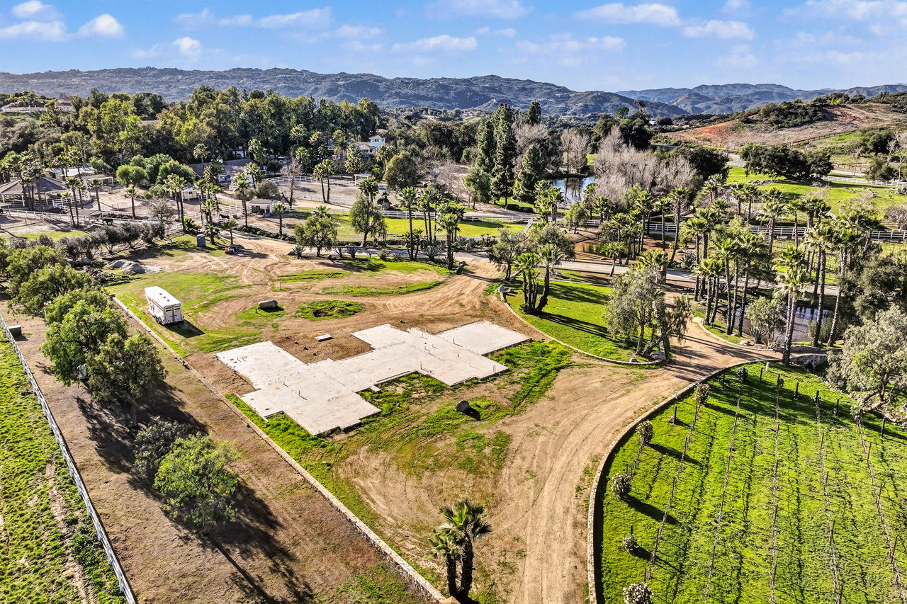40801 Avenida La Cresta