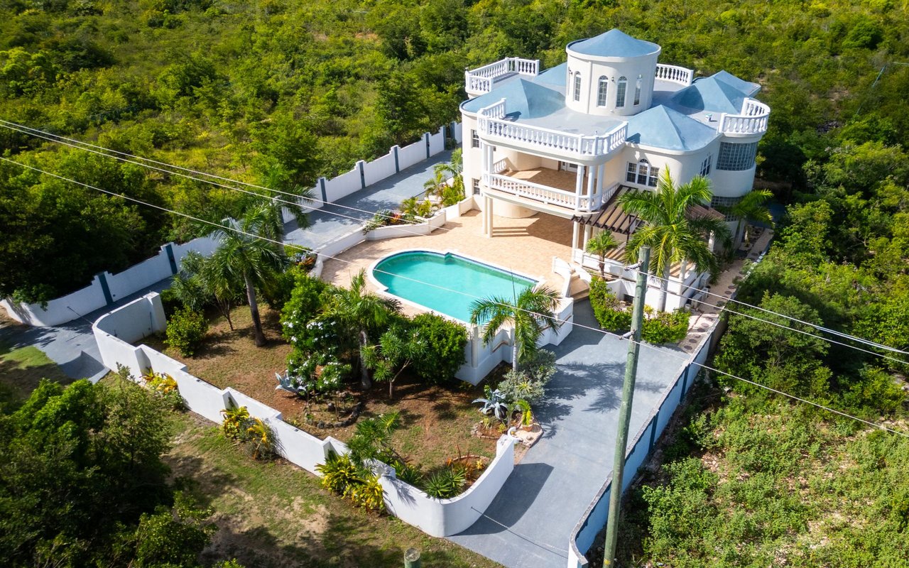 Resort Edge Villa / Les Sotto Voce