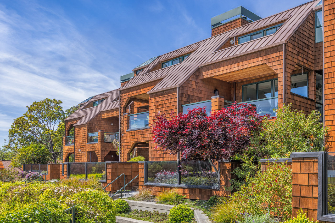 Luxury Condo with Sweeping Bay Views