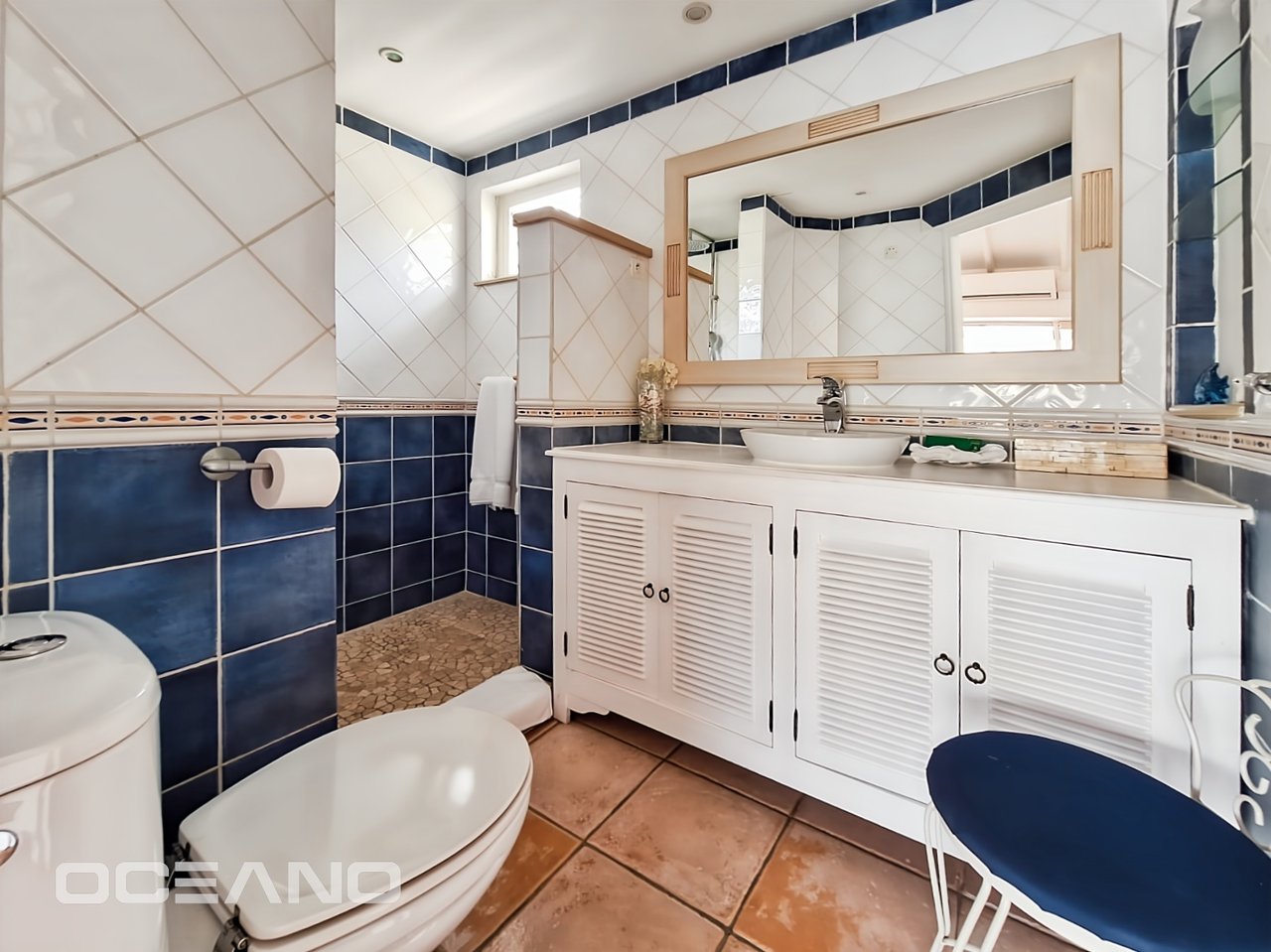 2-Bedroom Apartment with Sea View – Oyster Pond