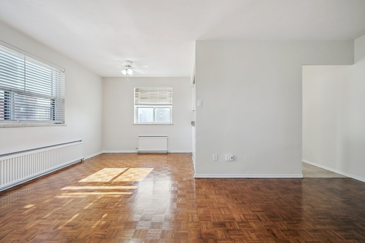 Bright 2 Bedroom Unit in Prime Port Credit Location