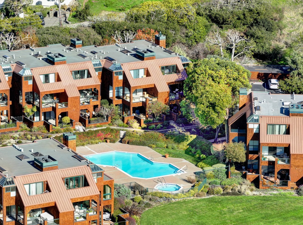 Luxurious End Unit in Point Tiburon