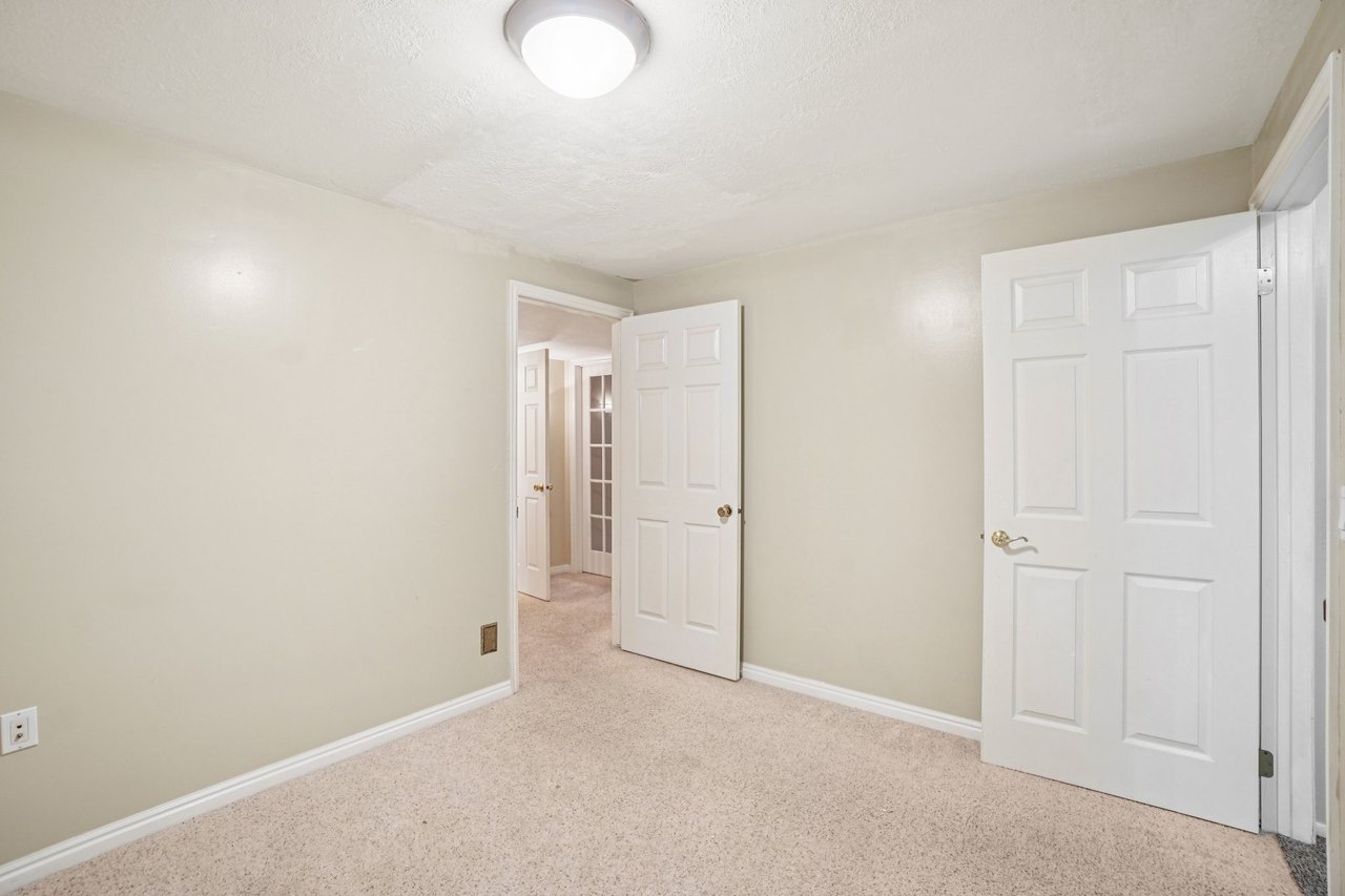 11343 S Clifford Cir