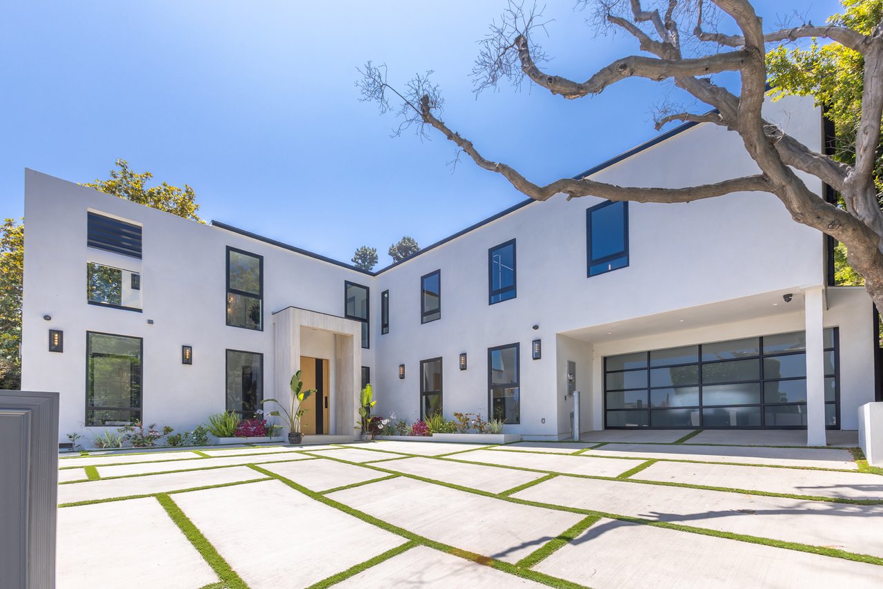 Luxury Gated Villa w/ Pool, Spa & Designer Interiors