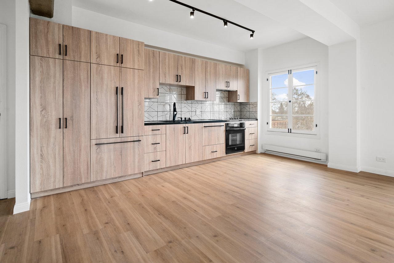 109 N Sycamore Ave #401