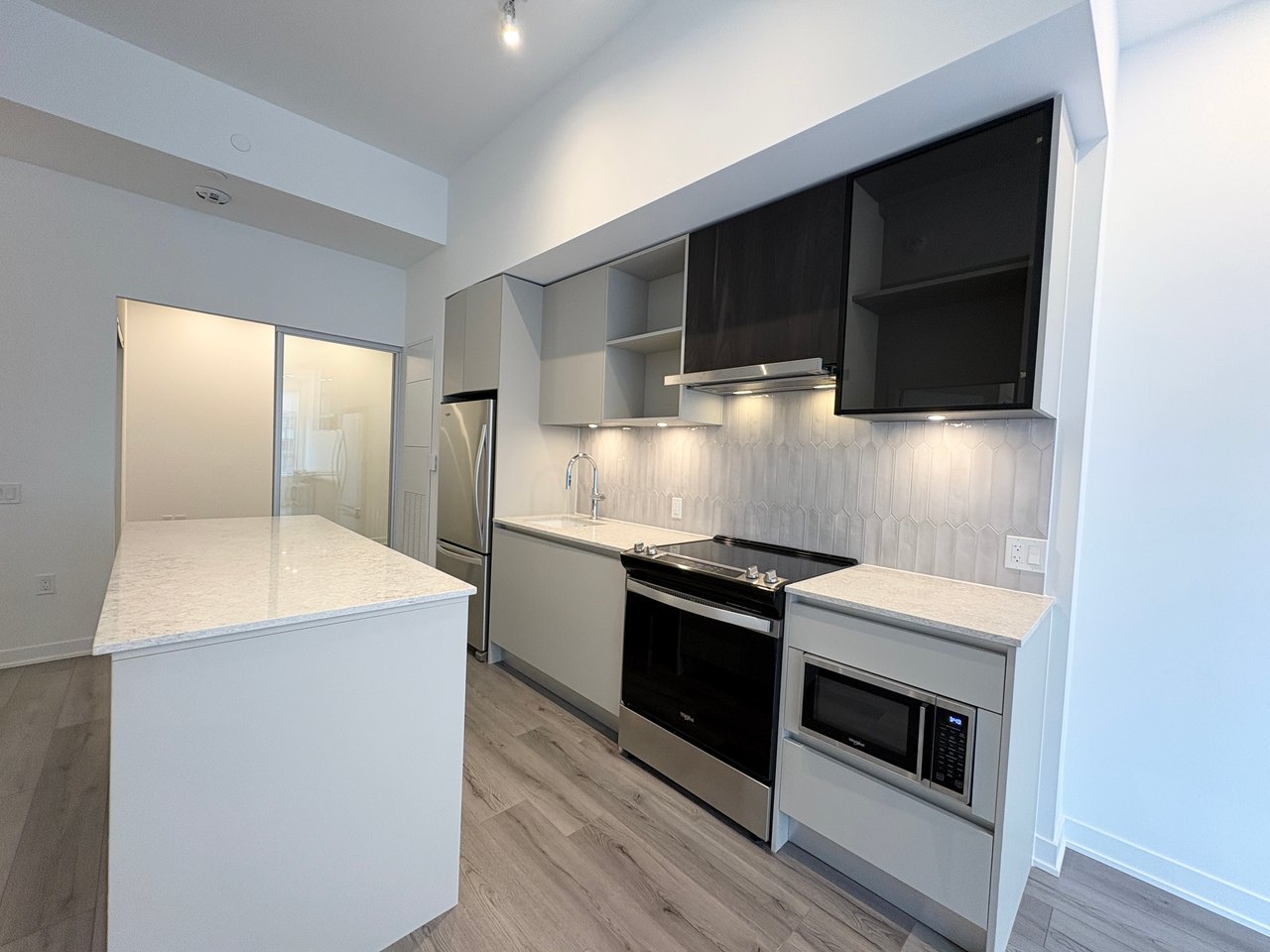 395 Dundas Street W Unit: 223
