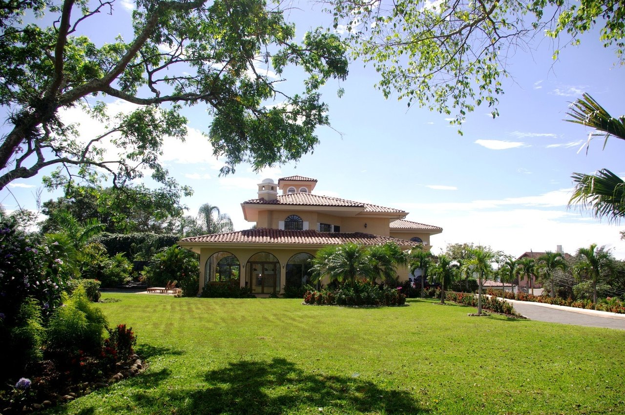 Luxurious Country Villa