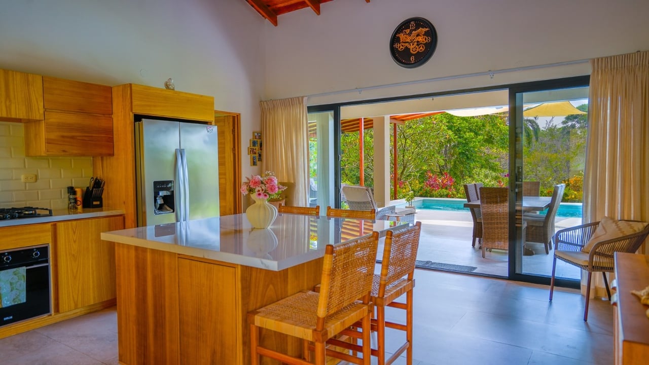 Stunning 2-Bedroom, 2-Bathroom Home with Pool on a Spacious Lot in Ojochal – Calle Papagayo