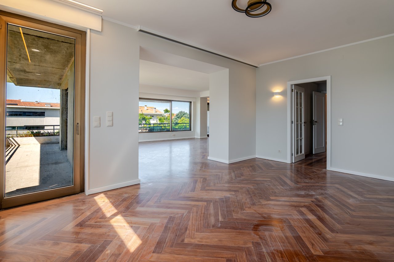 Luxury 5-Bedroom Apartment with Balcony & Private Garage in Foz do Douro, Porto