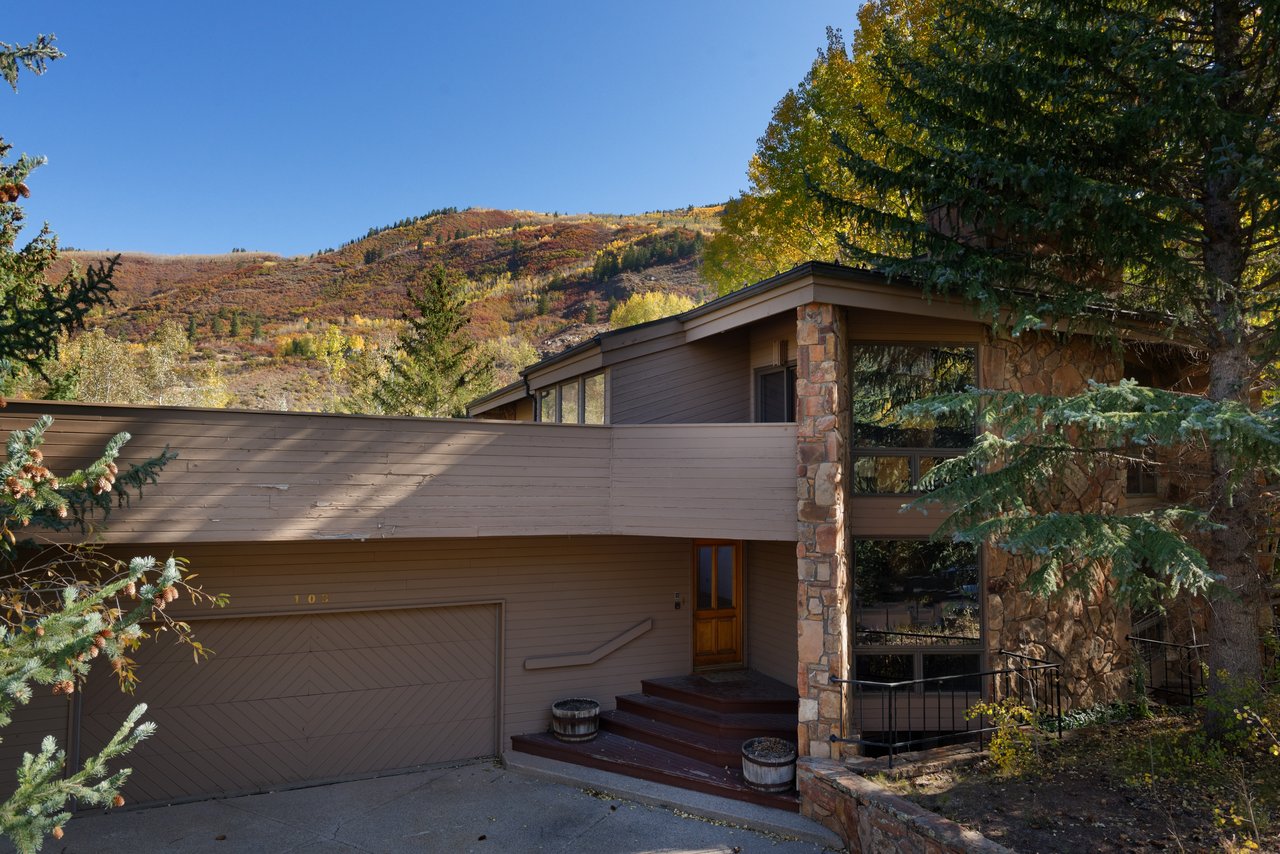 Conveniently Located Midland Ave Home