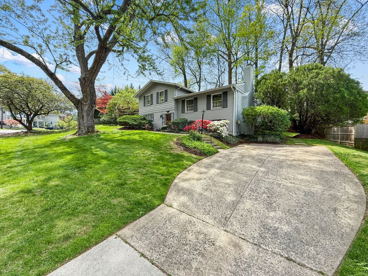 6813 Winterberry Ln