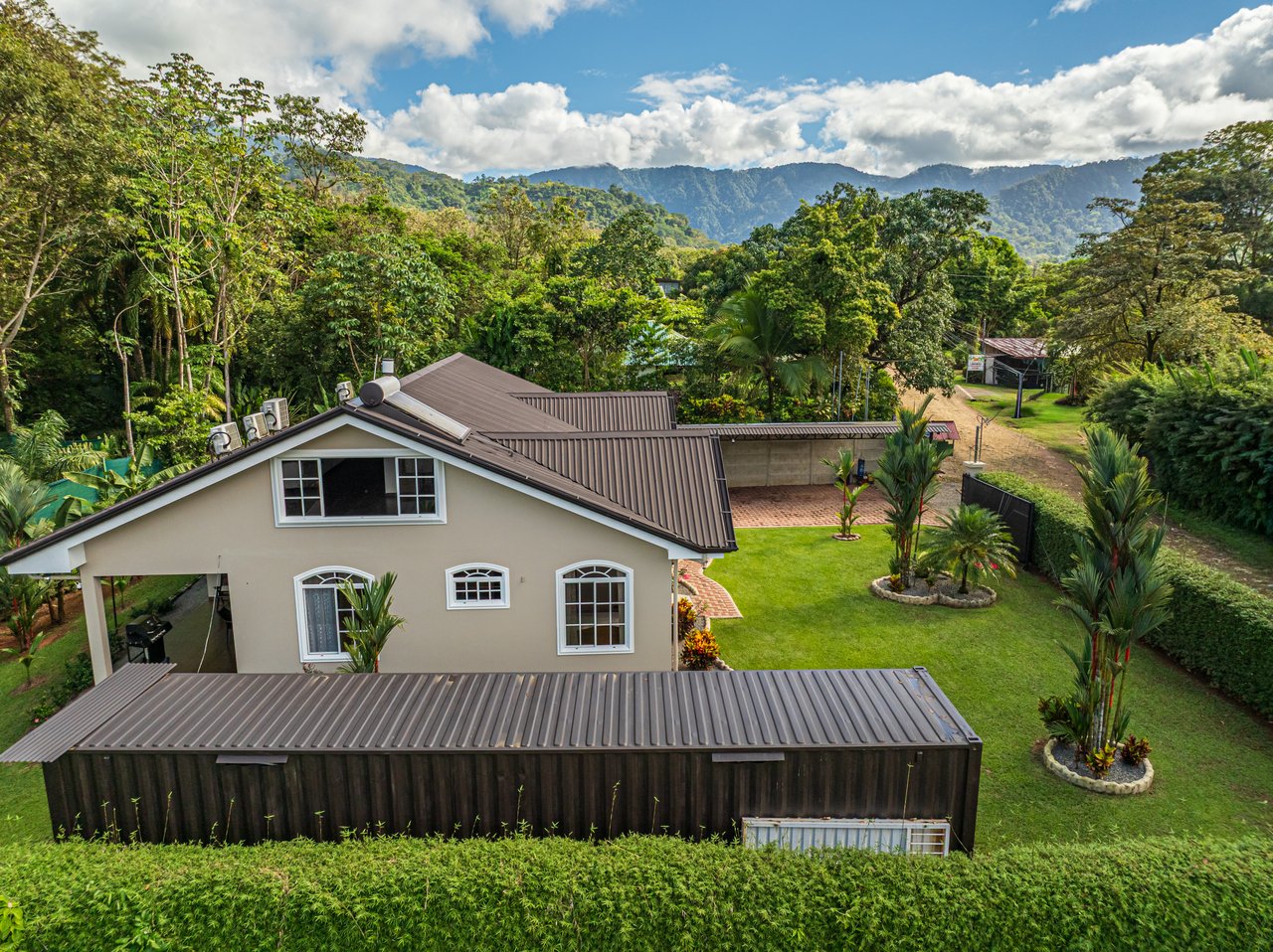 Exceptional 5-Bedroom Residence on Los Laureles Street – Prime Location & Versatile Layout