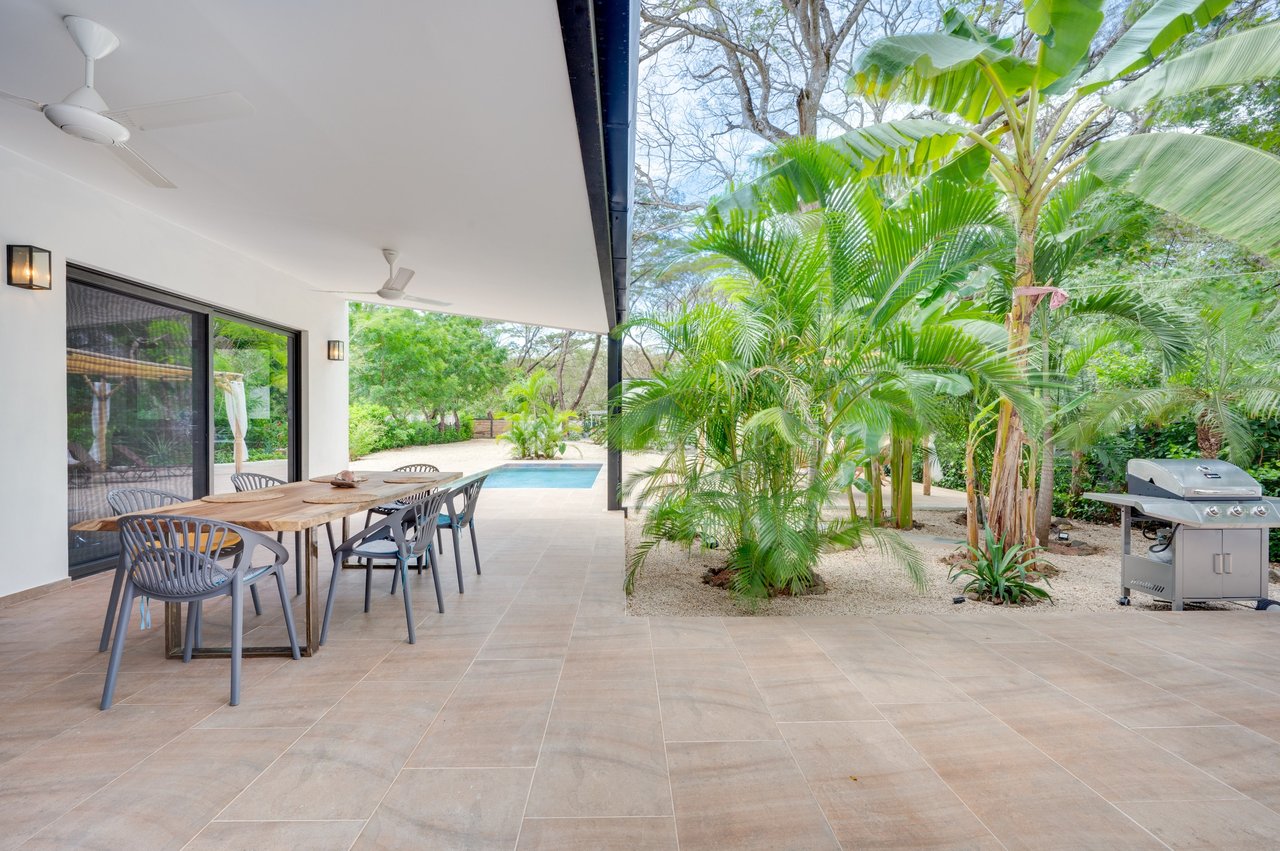 V-Jungla Cecile Refundores | Spacious Modern Villa with Pool, Guest House & Tropical Garden Near Tamarindo Beach