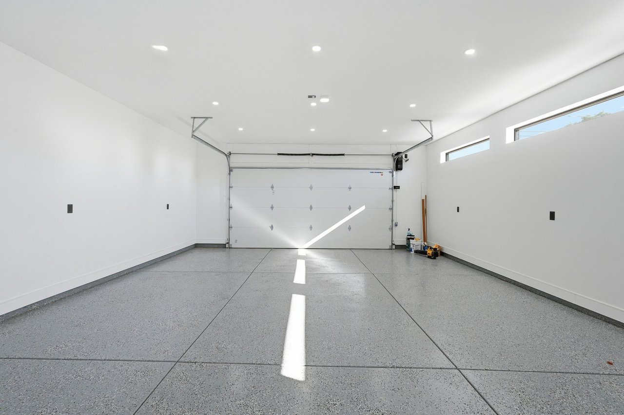 3106 N VALENCIA Lane