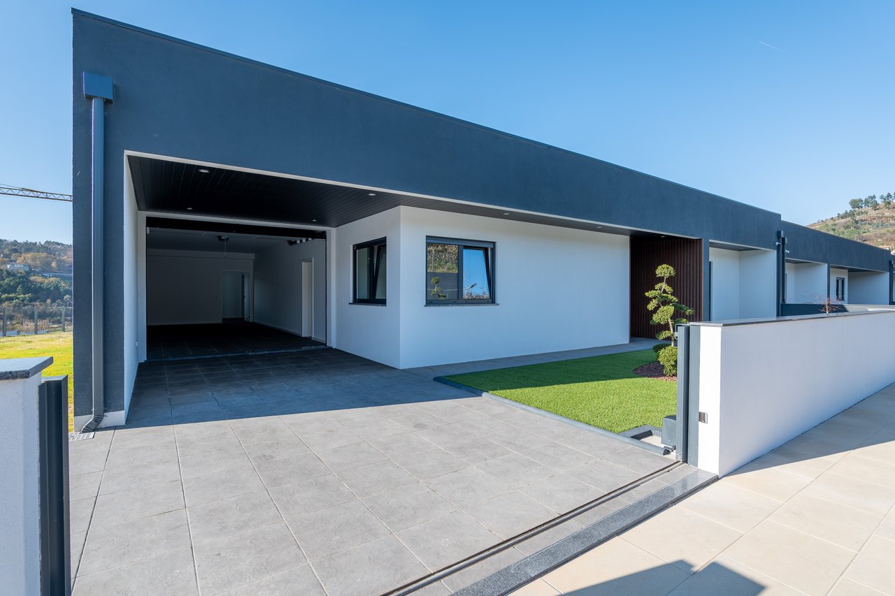  3-Bedroom Villa with Private Garage and Expansive Living Area