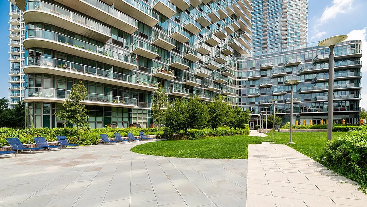 4610 Center Blvd #523