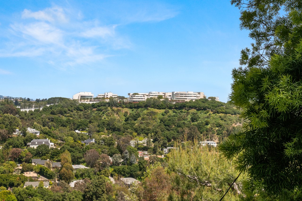 1018 N Tigertail Rd, Brentwood