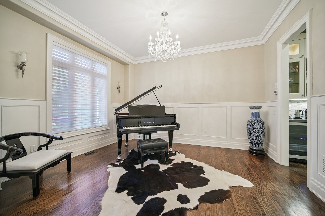 Show-stopping luxury in the heart of Southwest Oakville