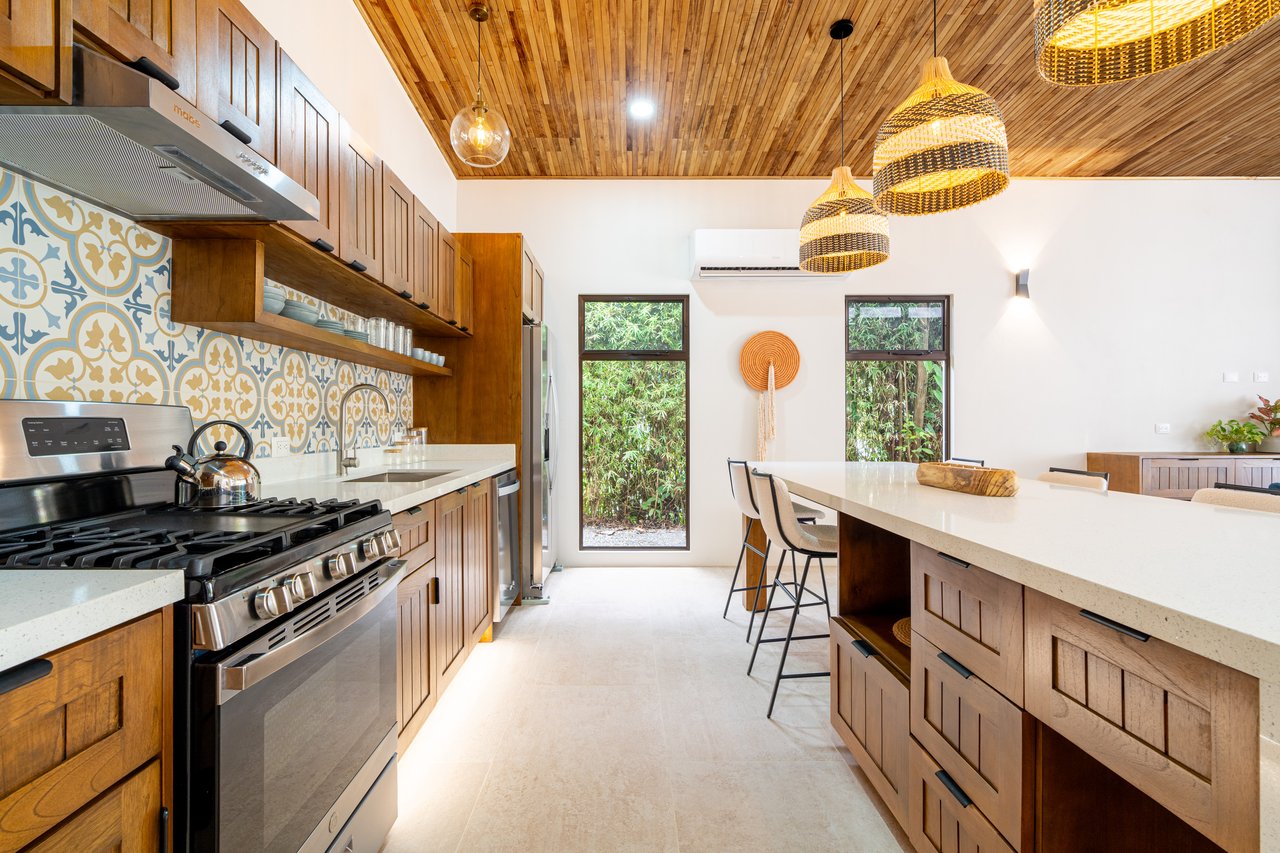 Uvita Tropical Urban Home, New Quality Build!