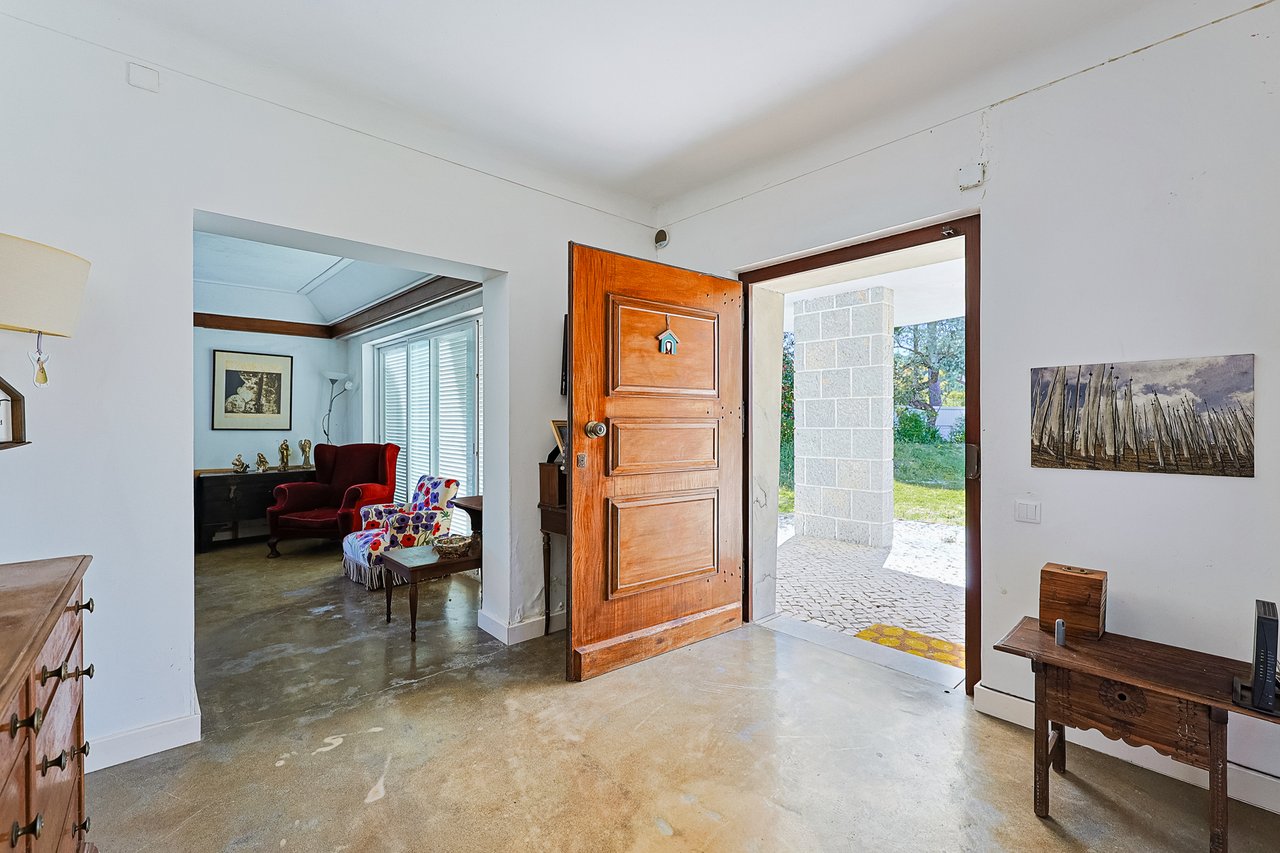 Spacious 5-Bedroom Villa with Expansive Garden Near Sintra in Colares