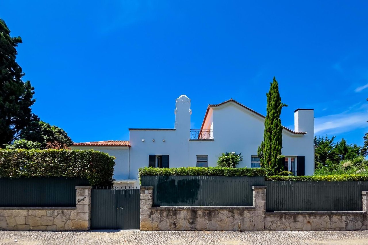 Elegant 10-Bedroom Villa with Sea Views in the Heart of Estoril