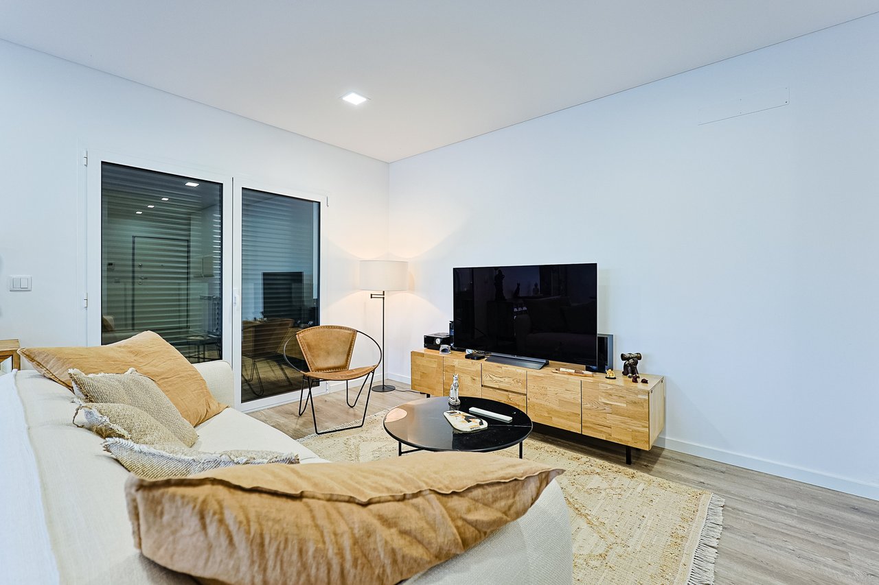 Modern 2-Bed, 2-Bath Apartment in Central Marinha Grande – Near Nazaré