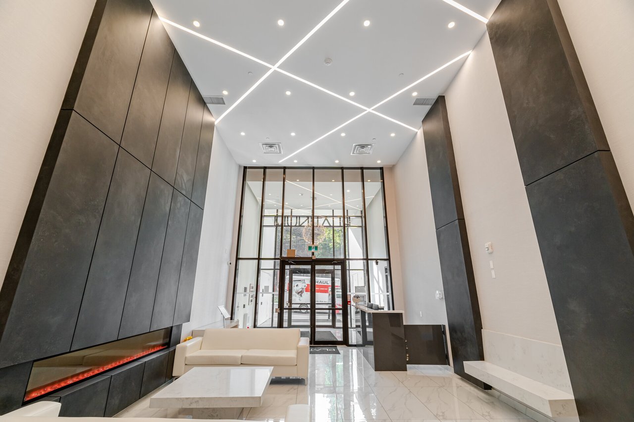 15 Queen St S #1409