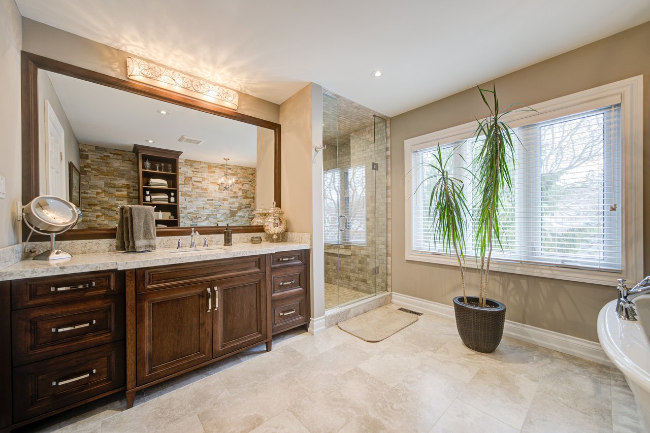 1296 Mapleridge Cres