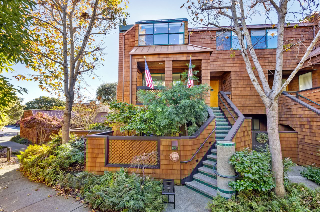 Luxurious End Unit in Point Tiburon