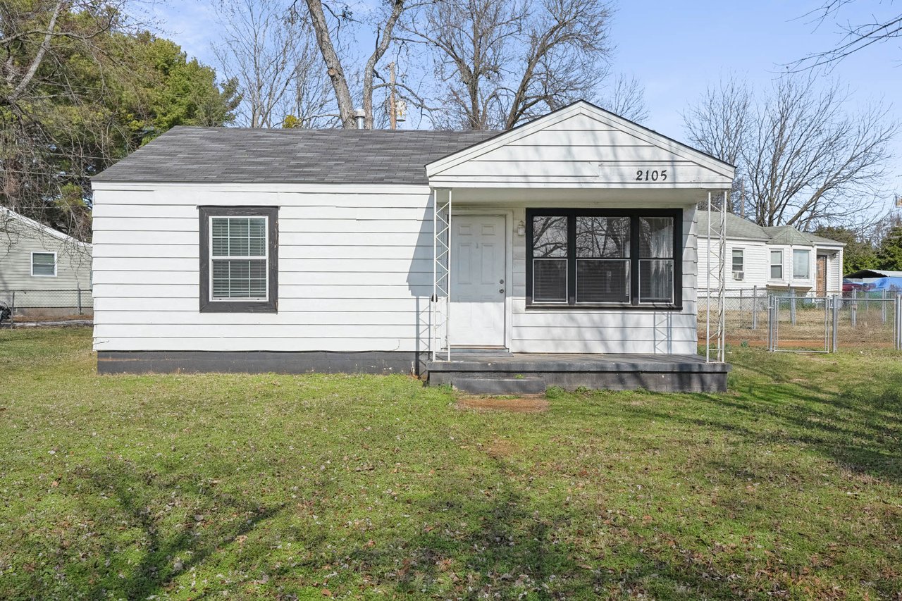 LARGE corner lot in Huntsville! New floors, new paint, renovated bathroom! Great Price!