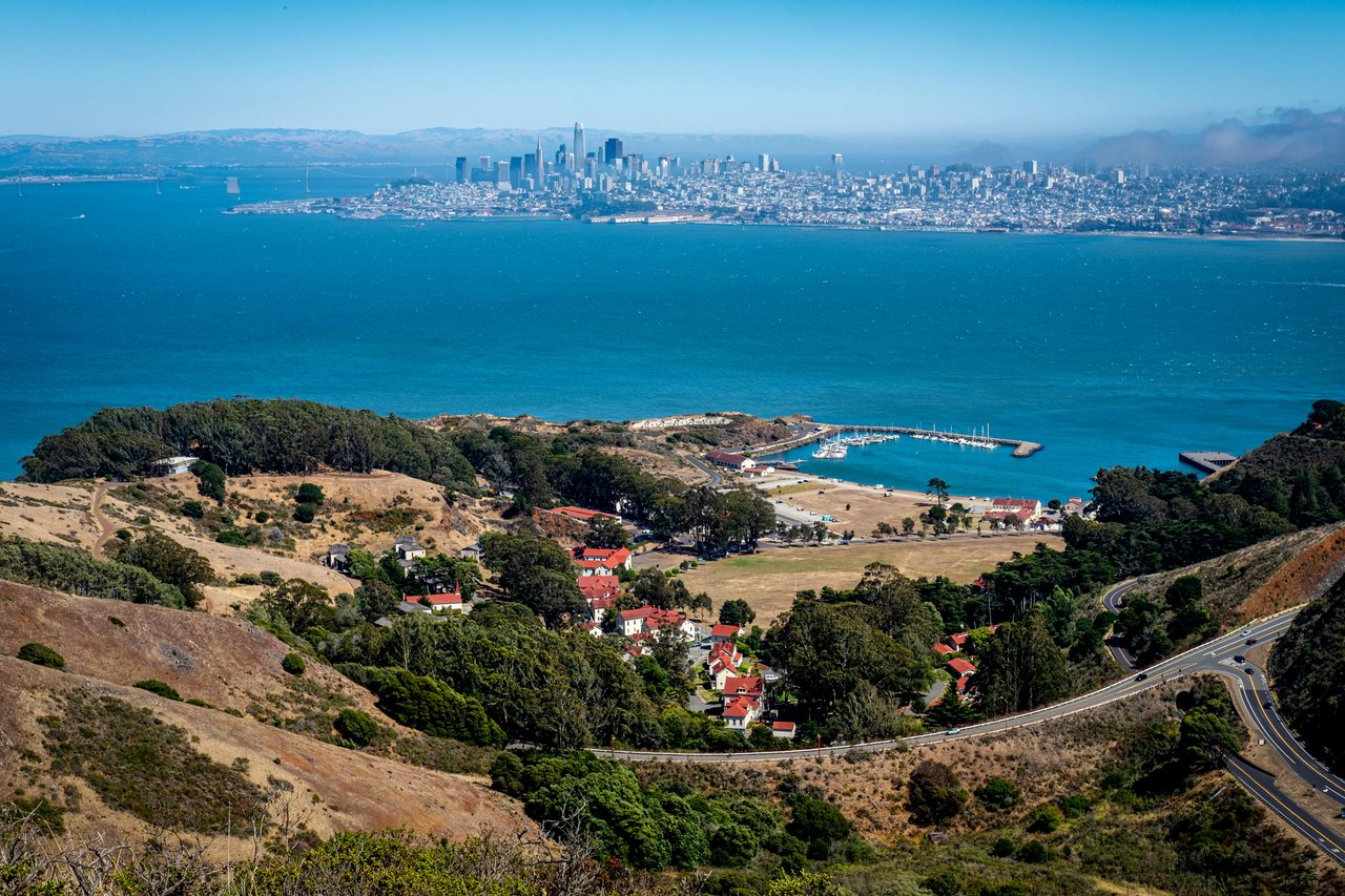 Panoramic aerial view of San Francisco Bay and city skyline — Russian Hill and Nob Hill luxury real estate