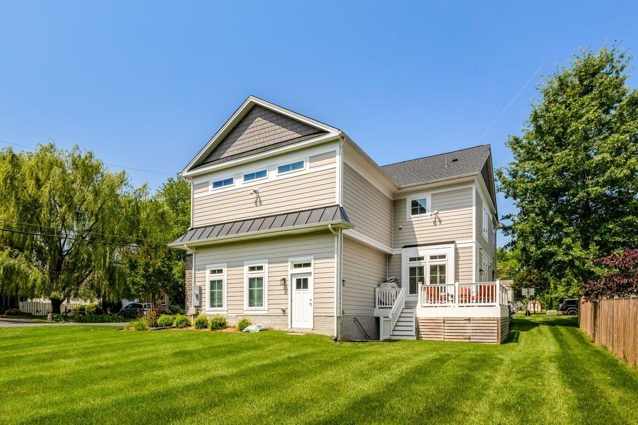 300 Jade Ct NW