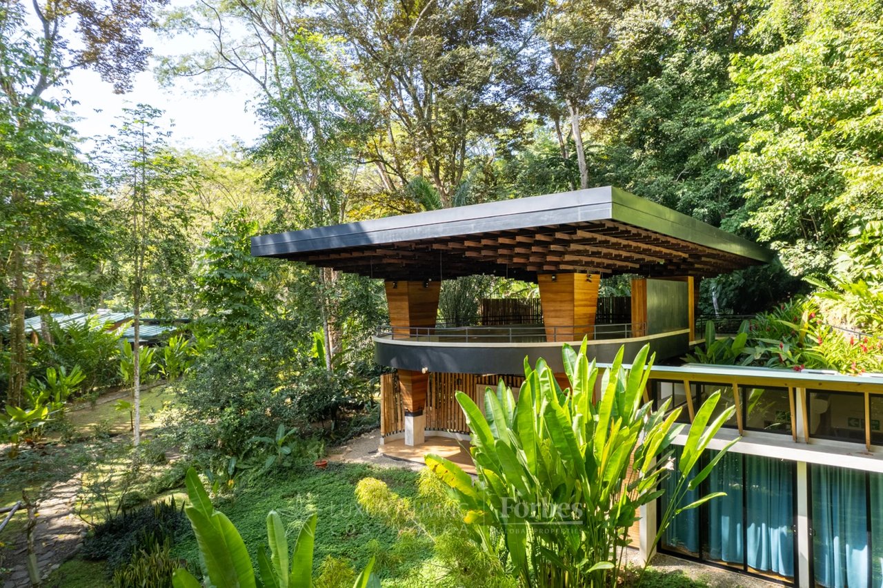 20391 - Property near the beach with hotel or private home potential