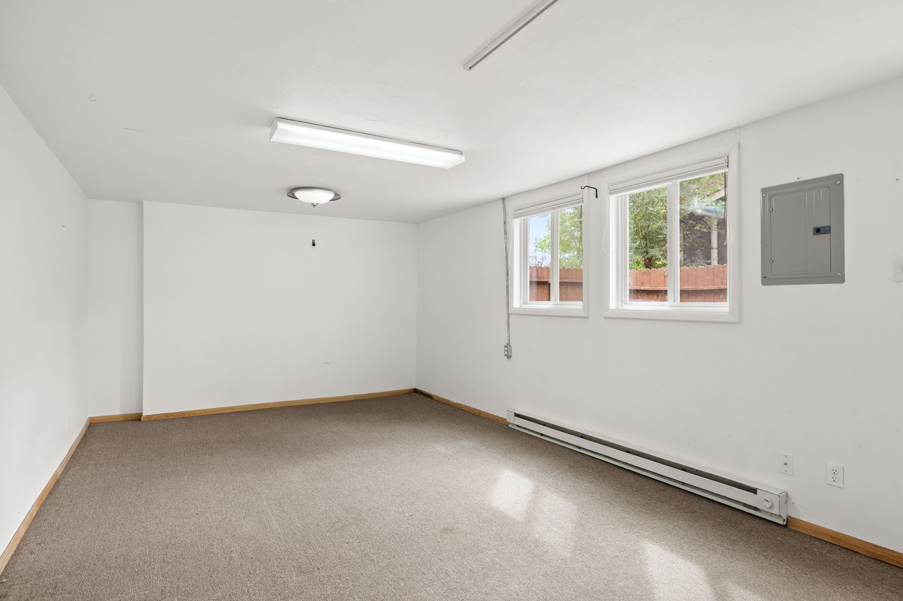 Spacious Mid-Valley Residence Near Crown Mountain Park