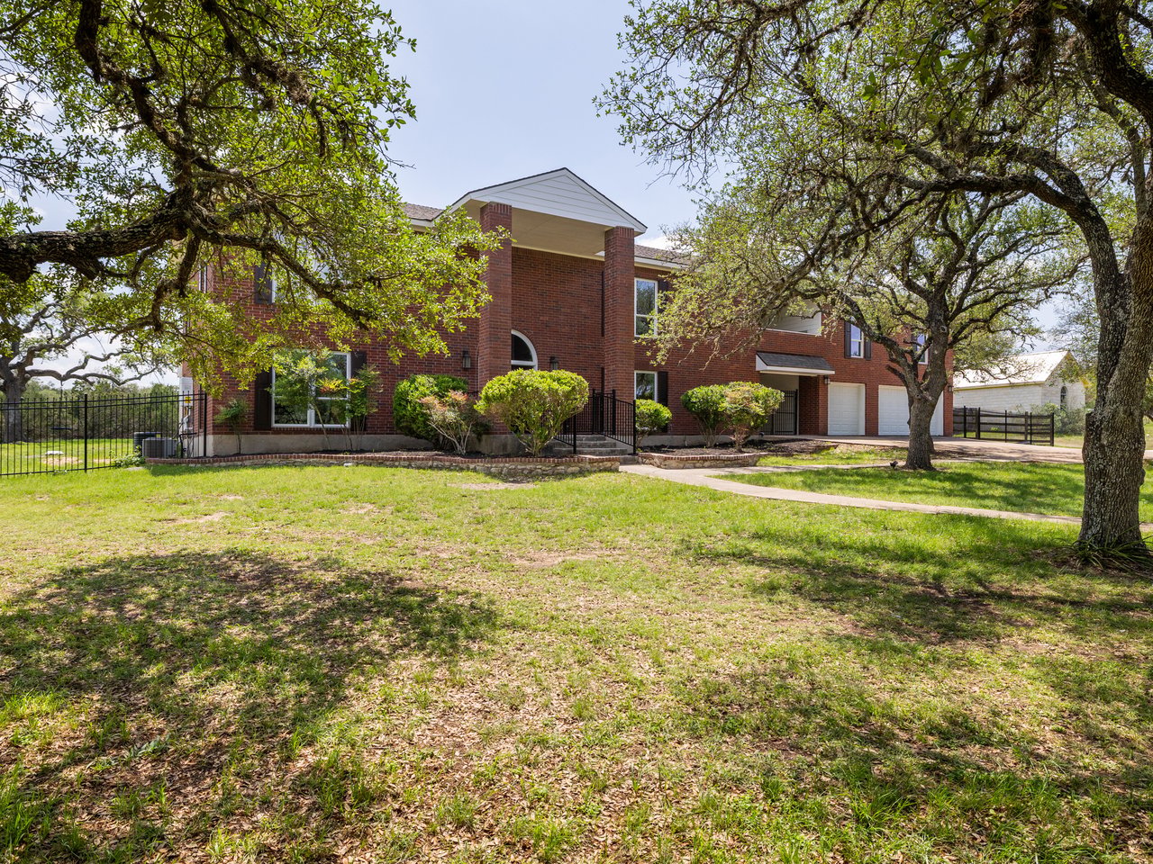 Fully Reimagined Hill Country Retreat w/ Private Guest Apartment + 3-Car Garage