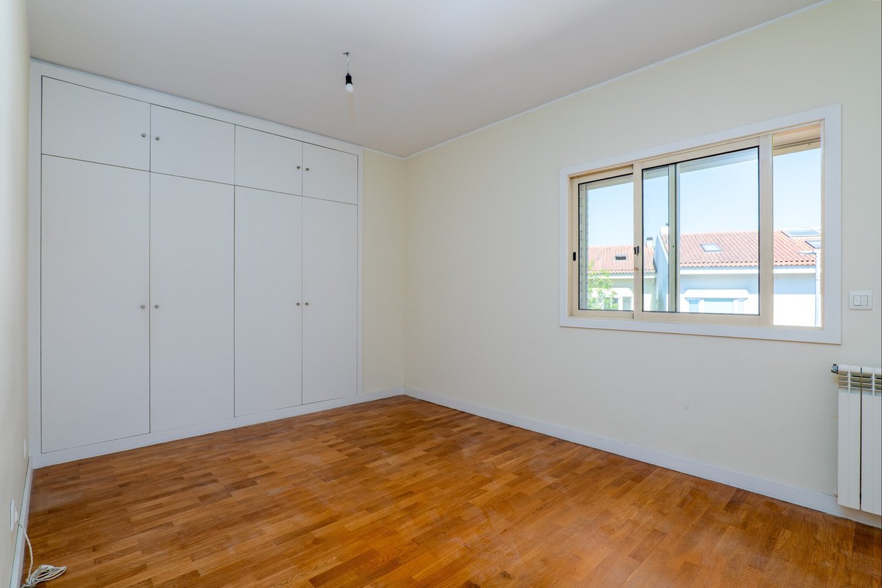 Spacious and Bright 4-Bedroom Apartment for Rent Near Colégio do Rosário