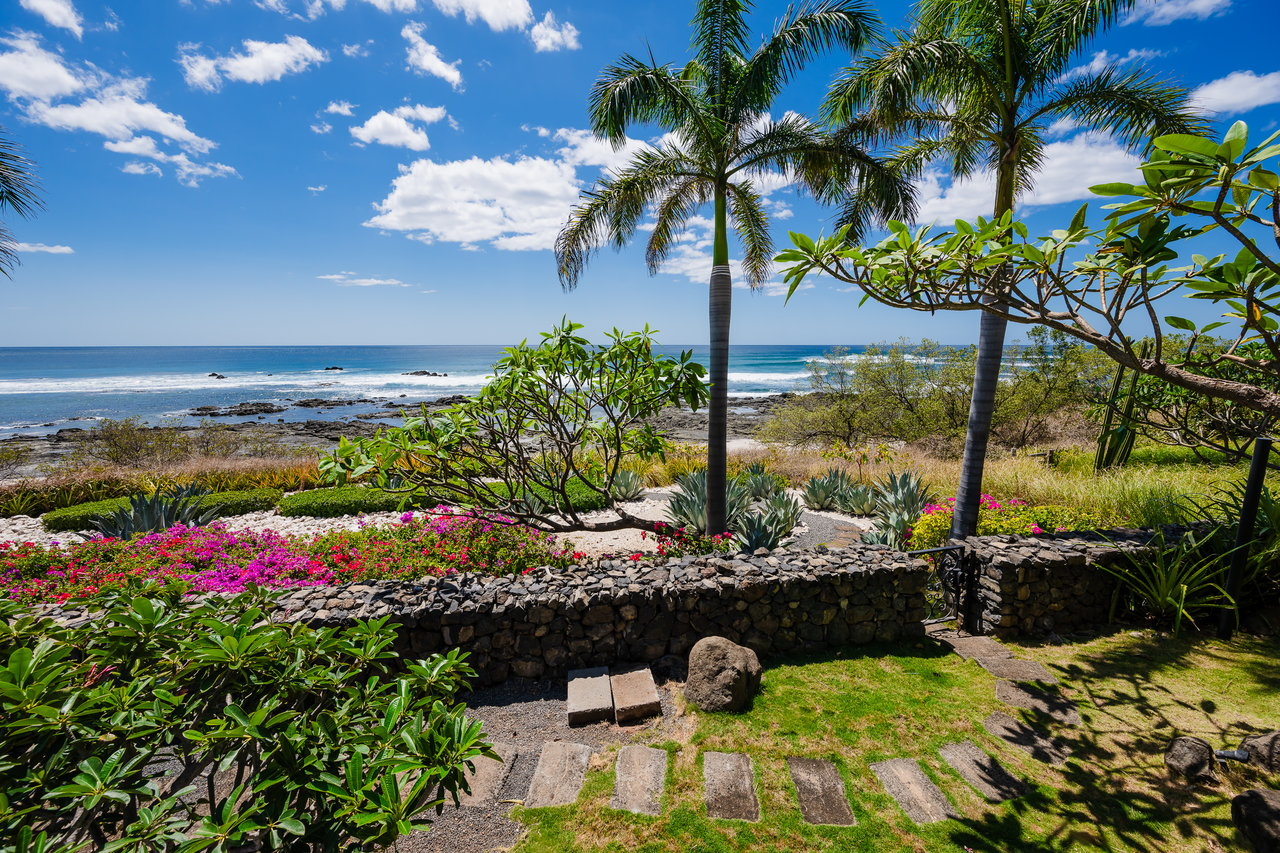 Villa Esperanza Beachfront | Near the Coast and Oceanfront House For Sale in Playa Negra