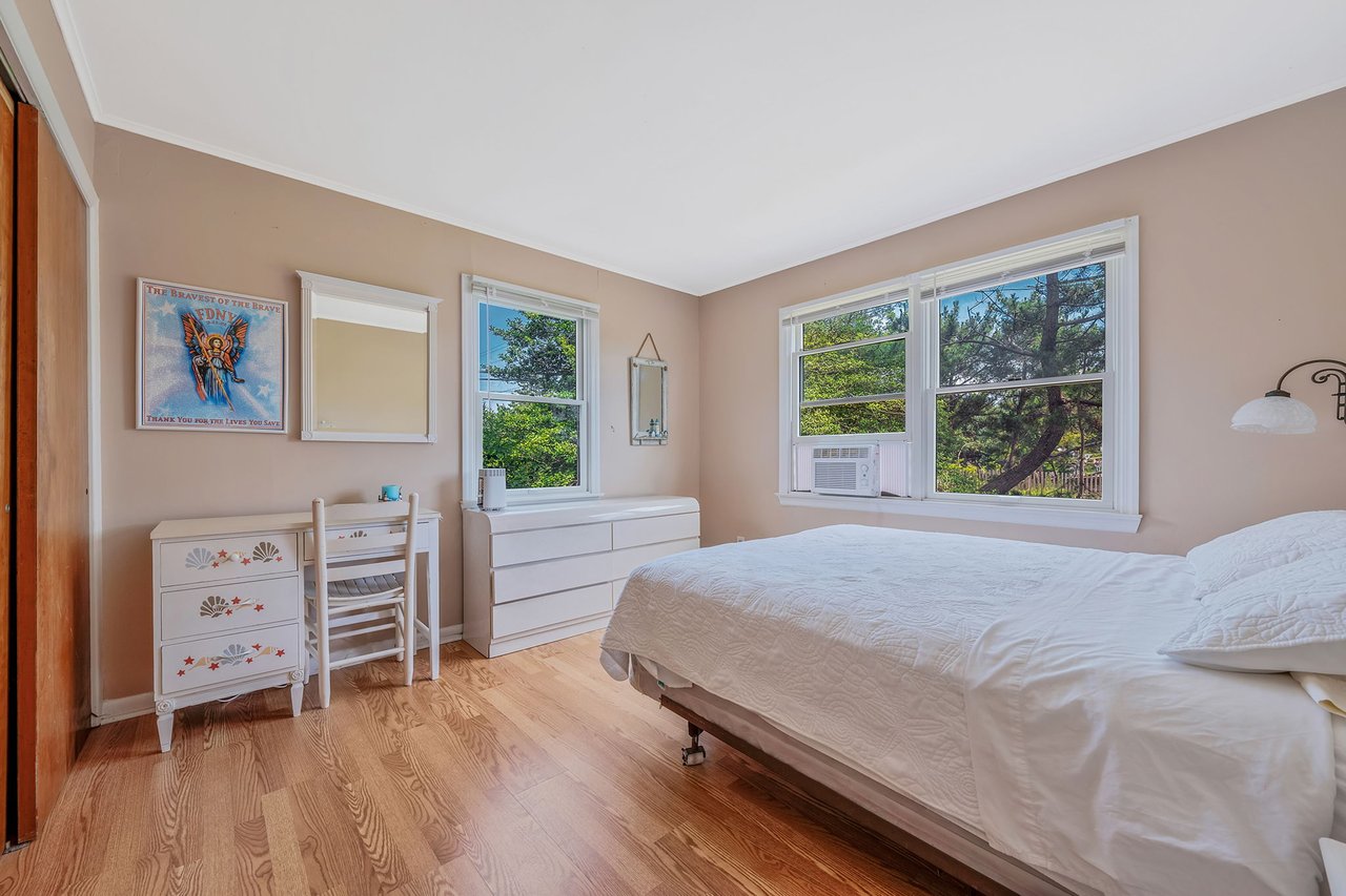 38 W Lighthouse Walk